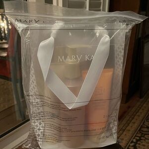 NWT, smoke-free, Mary Kay Orchard Peach Satin Hands Pampering Set